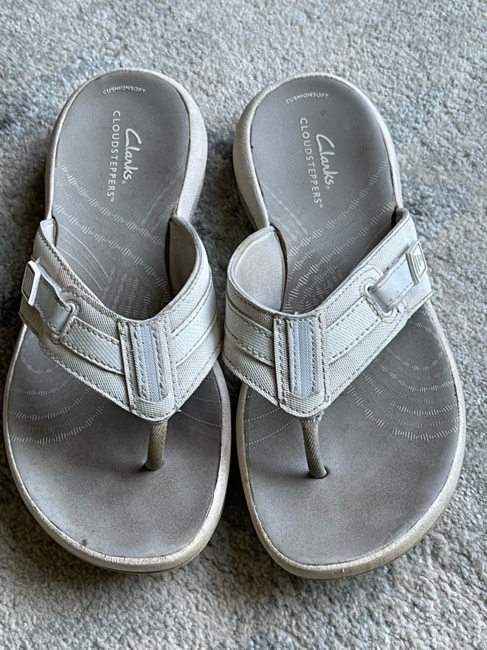 Clark’s Cloud Steppers Cloudsteppers flip flops Size
Size 7